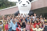 「科博有約在馬祖」昨天在縣立體育館開放民眾免費參觀，小朋友開心地和縣長在大熊貓氣偶前拍照。（圖／文：張登傑）