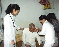 以確保自身健康。 縣立醫院醫師林珮琪、護士游桂香前往行動不便老人家中施打流感疫苗。(圖/文:曹重偉)