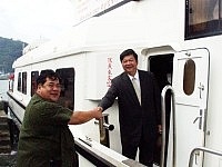 縣長陳雪生率縣府參訪團赴大陸訪問,議長陳振清前往送行並祝賀此行一路順風。(圖/文:曹重偉)