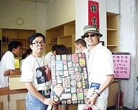 馬祖酒廠推出的傳統酒標紀念海報深獲觀光客青睞,只送不賣,對酒品銷售大有助益。(圖/文:曹重偉)