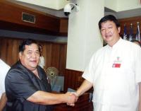 縣議會第三屆第五次臨時會圓滿閉會,縣長陳雪生向議長陳振清握手致意。(圖/文:曹重偉)