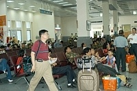 馬祖南竿航空站昨日上午關場,滯留在馬祖的旅客將近兩百位,在確知無法搭機回台時,大聲拍桌向立榮航空抗議。(圖/文:張登傑)