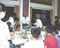 藝術家進駐校園與敬恆國中小學童分組施教現場。(圖/文:陳樂團)