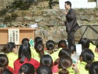 衛生局在東靖廬大操場舉行認識B型肝炎及C型肝炎防治的衛教宣導,演講者是縣立醫院醫師王致遠。(圖/文:張登傑)