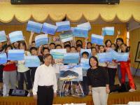 藝術家進駐校園昨日抵達中正國中小和仁愛國小,仁愛國小學生展示由周義雄老師指導的水彩畫,主題「天空與海」。(圖/文:張登傑)