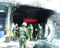 軍中弟兄協助馬港火災現場清理工作,環保局及公所支援垃圾清運。(圖/文:曹重偉)