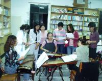 「箏愛一世情-古箏研習營」活動反應熱烈,陳蕙蓉老師指導學員們正確的指法。(圖/文:曹重偉)