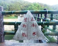 以往的津沙水庫,總給鄉親水波蕩漾的風采;早年剛完工時,連帶附近山光水色、溜冰場、戰技訓練場、烤肉區等遊樂設施,一時人群熙熙攘攘,吸引無數鄉親前往一遊,也不知有多少鄉親的兒時回憶在裡頭。圖與文:曹重偉