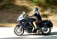 重型機車怎麼看都美,圖中這台BMW重型機車正經過介壽國中小附近路段。(圖/文:張登傑)