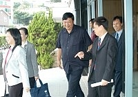 衛生署長陳建仁與縣長陳雪生討論秋冬SARS防疫工作以及病患後送系統的相關問題。（圖／文：張登傑）