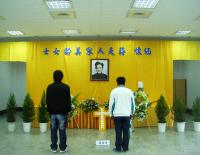 國民黨縣黨部特別設置蔣宋美齡致敬台,現場佈置簡單肅穆,讓鄉親在地追思。(圖/文:曹重偉)