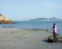 兩條「海上長龍」守護著牛角澳口,阻擋海漂垃圾進入汙染海灘,這是當地社區發展協會的環保新點子。(圖/文:曹重偉)