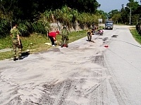 清梅道昨天遭大量廢棄機油汙染路面,經駐軍及清潔隊員緊急清理恢復原狀。(圖/文:曹重偉)