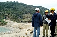 經濟部工程施工查核小組昨日視導南竿后澳水庫工程施工情形,肯定施工進度超前,達到工程進度百分之十點一五。(圖/文:張登傑)