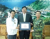 東莒指揮官房昱榮調,縣長陳雪生特別頒贈榮譽縣民證,表彰他對地區的貢獻。(圖/文:曹重偉)
