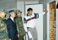 　不要我用嘴巴講，請你用眼睛看，民間業者邀請軍方採購人員前往冷凍庫參觀，業者說在馬祖當地採購冷凍食品阿兵哥吃得安心又省事。（圖／文：張登傑）