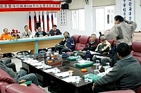 第十海巡隊舉行漁民座談會,特別搬沙發來佈置會場,圖中漁民正在描述大陸漁民攻擊馬祖漁民的當時情形。(圖/文:張登傑)
