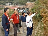 南竿鄉民代表昨日進行鄉政考察，圖中李開炳向鄉代會主席朱秀平以及鄉長林樹清反映希望規劃津沙古道的重建。（圖／文：張登傑）