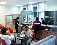 老闆,「來杯咖啡!」這樣的對話往後在南竿機場也聽得見,「機場咖啡」與鄉親見面。(圖/文:曹重偉)