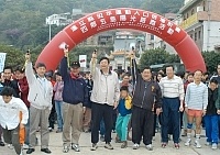 昨日上午四鄉五島同步舉辦陽光路跑活動,路跑隊伍中有不少家長帶著小朋友一起運動健身。(圖/文:張登傑)