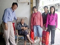 中正國中小舉辦「關懷社區,深秋送暖」活動,圖中王花弟老師帶領學生前往拜訪社區老人家。(圖/文:張登傑)
