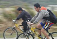 昨日馬祖四鄉五島同時舉行親子單車騎乘活動,南竿地區共有將近三百位親子以及單車運動愛好者參與活動。(圖/文:張登傑)