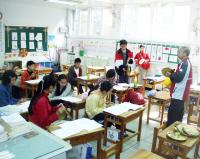 在陳松梗老師帶領下,鼓板慶豐年活動的學員們,快樂演奏每個村落的獨有鼓板樂譜。(圖/文:曹重偉)