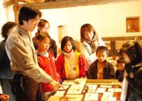 黃一峰現場親自指導學員製作與構圖自然藝術。（圖／文：張登傑）