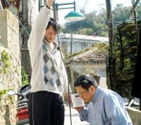 馬祖電台台長朱復轟(右)昨日攜帶電場表在南竿各個村落進行電波測試。(圖/文:張登傑)