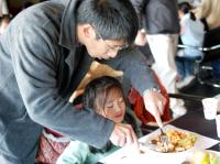 仁愛國小舉行淑女紳士日,圖中王建華校長正在指導學生如何用刀叉。(圖/文:張登傑)