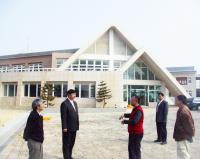 縣長陳雪生、立委曹原彰拜會位於四維的馬祖氣象站,並聽取站方人員解說工程進度及人員進駐概況。(圖/文:曹重偉)