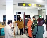 衛生局長劉增應、港務處長王詩乾會同岸巡、港警所及疾病管制局等單位人員,討論福澳港候船室最適合裝設紅外線熱像儀的地點。(圖/文:曹重偉)