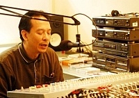 馬祖電台台歌的作曲者與演唱者黃東平正在練唱台歌。（圖／文：張登傑）
