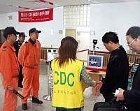 衛生署疾病管制局昨天開始在福澳碼頭對每一位小三通通關旅客實施溫測,並以酒精消毒雙手。(圖/文:曹重偉)