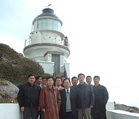 大陸福建省旅遊局長明敏一行人,參觀具有百年歷史的東湧燈塔。(圖/文:陳其敏)