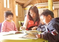 牛角社區書坊昨日正式開放使用，圖中伴讀志工曹翠蘭正在為小朋友說「七隻小老鼠」的故事。（圖／文：張登傑）