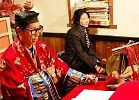 由於今年的結婚潮,使得馬祖習俗「做出幼」又出現在街頭,圖中為地區「做出幼」老師父陳高照。(圖/文:張登傑)
