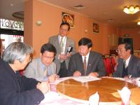 縣長陳雪生由立委曹原彰以及副縣長陪同下，前往立法院拜訪經濟部水利署署長陳伸賢，簡報介壽海堤及碼頭工程。（圖：連江縣政府提供）