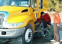 南竿航空站引進一部新型掃坪車,圖中技師陳嘉能正在指導消防員如何操作。(圖/文:張登傑)