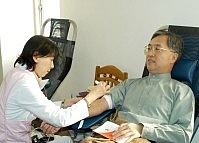 昨日進行第二天的捐血活動,軍民參與踴躍,圖中捐血者是調查站主任蘇中山,他已經捐血有八十四次。(圖/文:張登傑)
