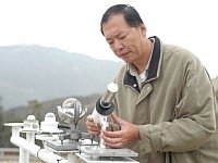 馬祖氣象站歡迎機關學校來參觀研習，圖中主任陳建明正在觀察「日照感應器」的數值。（圖／文：張登傑）
