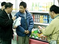 連江縣政府菸酒查緝小組不定期派員到各鄉實施菸酒抽檢，昨日到大賣場檢查，並向業者做販酒相關法令規定宣導。（圖／文：張登傑）