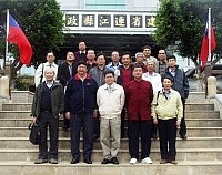 苗栗縣長傅學鵬與多位議員、里長抵馬參訪,一行人於縣府前合影留念。(圖/文:曹重偉)