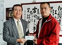台電馬祖區處經理呂稱王昨日前往南竿鄉公所致贈一百萬發電協助金，由鄉長林樹清代表接受。（圖／文：張登傑）