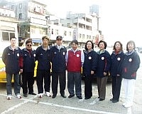 運將換新裝!計程車駕駛工會推出統一制服,冬季是深藍色外套,圖中居中者穿的是秋季制服,紅色背心與天藍色長袖襯衫。(圖/文:曹重偉)
