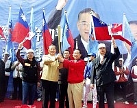 地區青年林建寶贈送連戰與宋楚瑜「全壘打球棒」,象徵強棒出擊,充分表達鄉親對連宋的支持與熱情。(圖/文:曹重偉)
