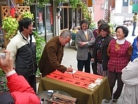 老師們對鄉親的要求是來者不拒。(圖／文：林冰芳)