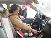 警察先生你看到囉，我有按錶喔！昨日連江縣政府交通局、監理所、警察局聯合到南竿機場，檢查計程車業者有無按錶收費。（圖／文：張登傑）