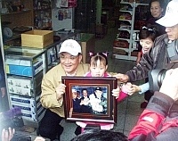 總統候選人連戰到馬祖舊地重遊，當年襁褓中的小女孩，現在已經四歲了。（圖／文：曹重偉）