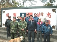 縣長陳雪生向榮民朋友拜年，並致贈慰問金。（圖：連江縣政府提供）